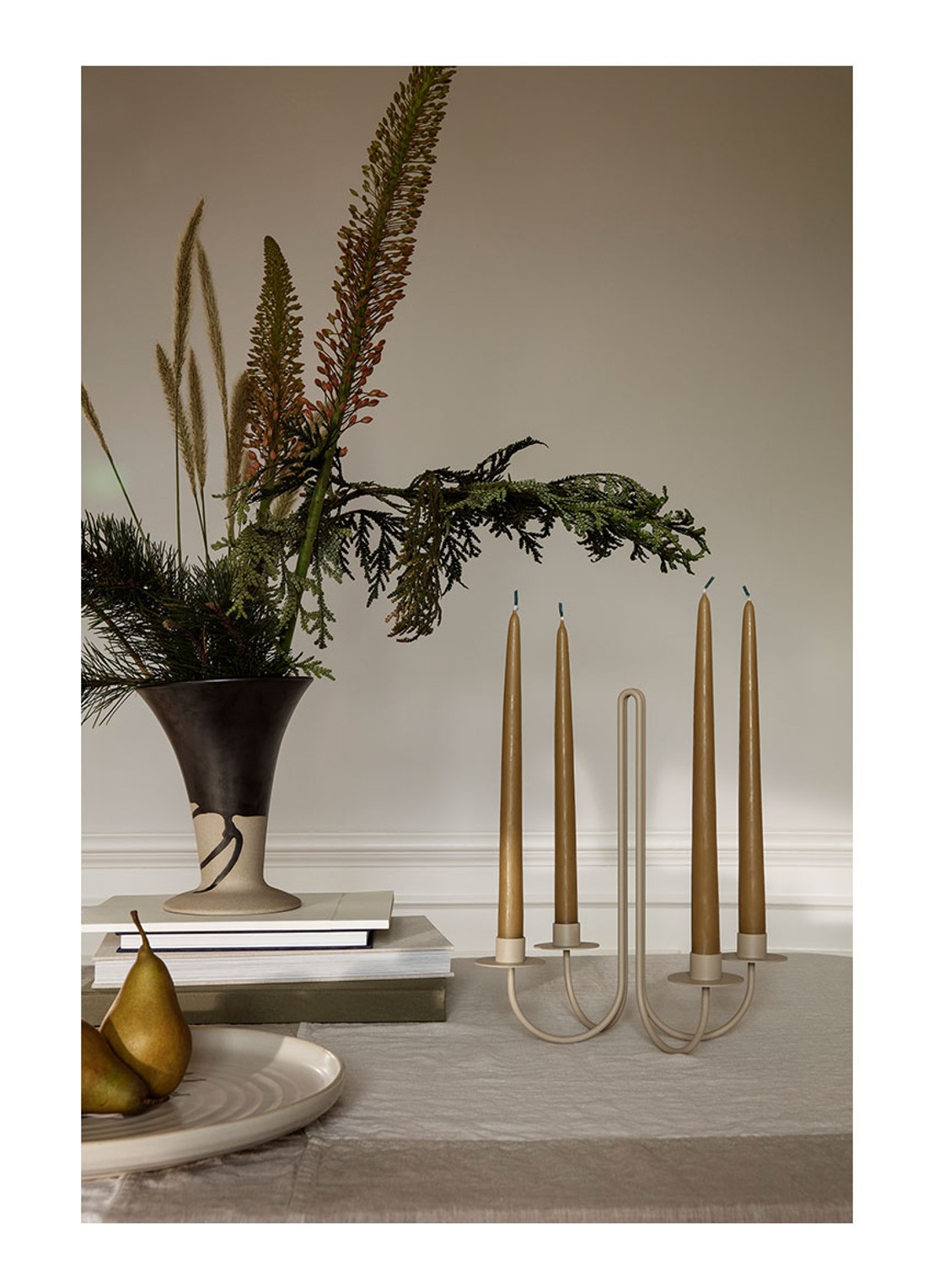 ferm LIVING Sway kandelaar 30 cm - voorkant 2 beige
