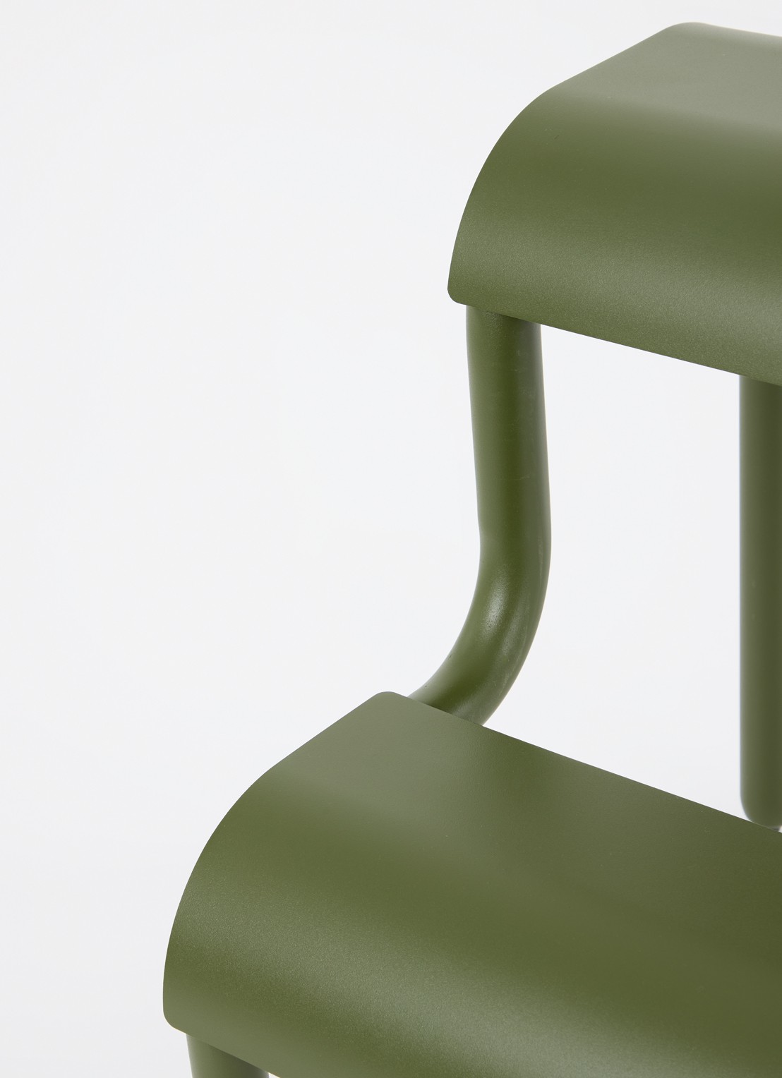 ferm LIVING Up Step kruk 36,2 cm - detail bronsgroen