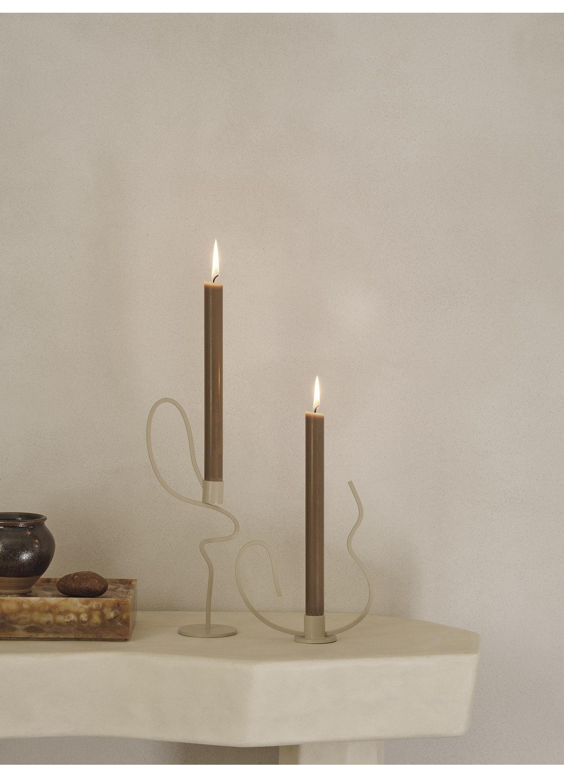 ferm LIVING Valse kandelaar 28 cm - voorkant 3 beige