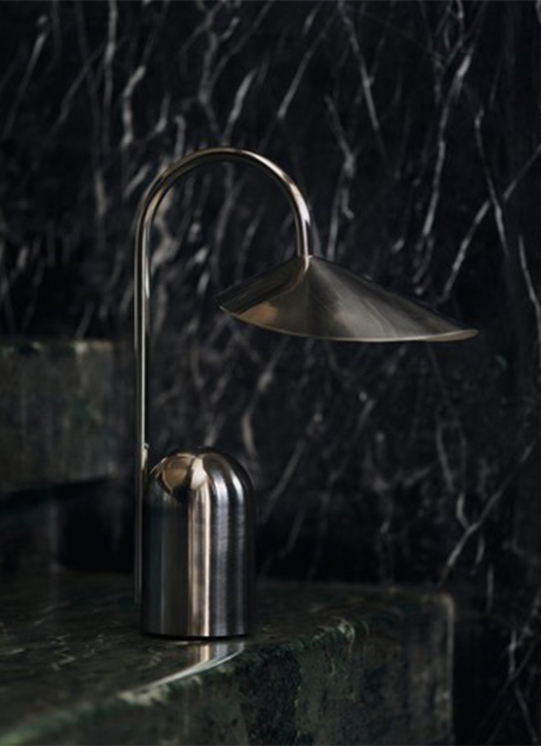 ferm LIVING Verstelbare fotolijst van smoked eikenhout 31 cm - voorkant 2 zilver