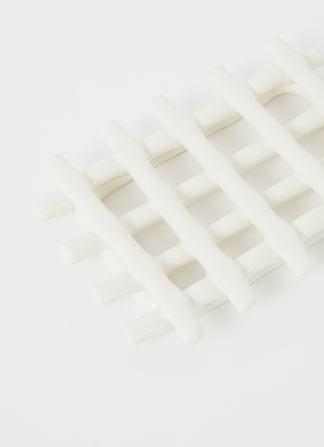 ferm LIVING Zeepschaaltje van keramiek 20 cm - voorkant 2 gebroken wit
