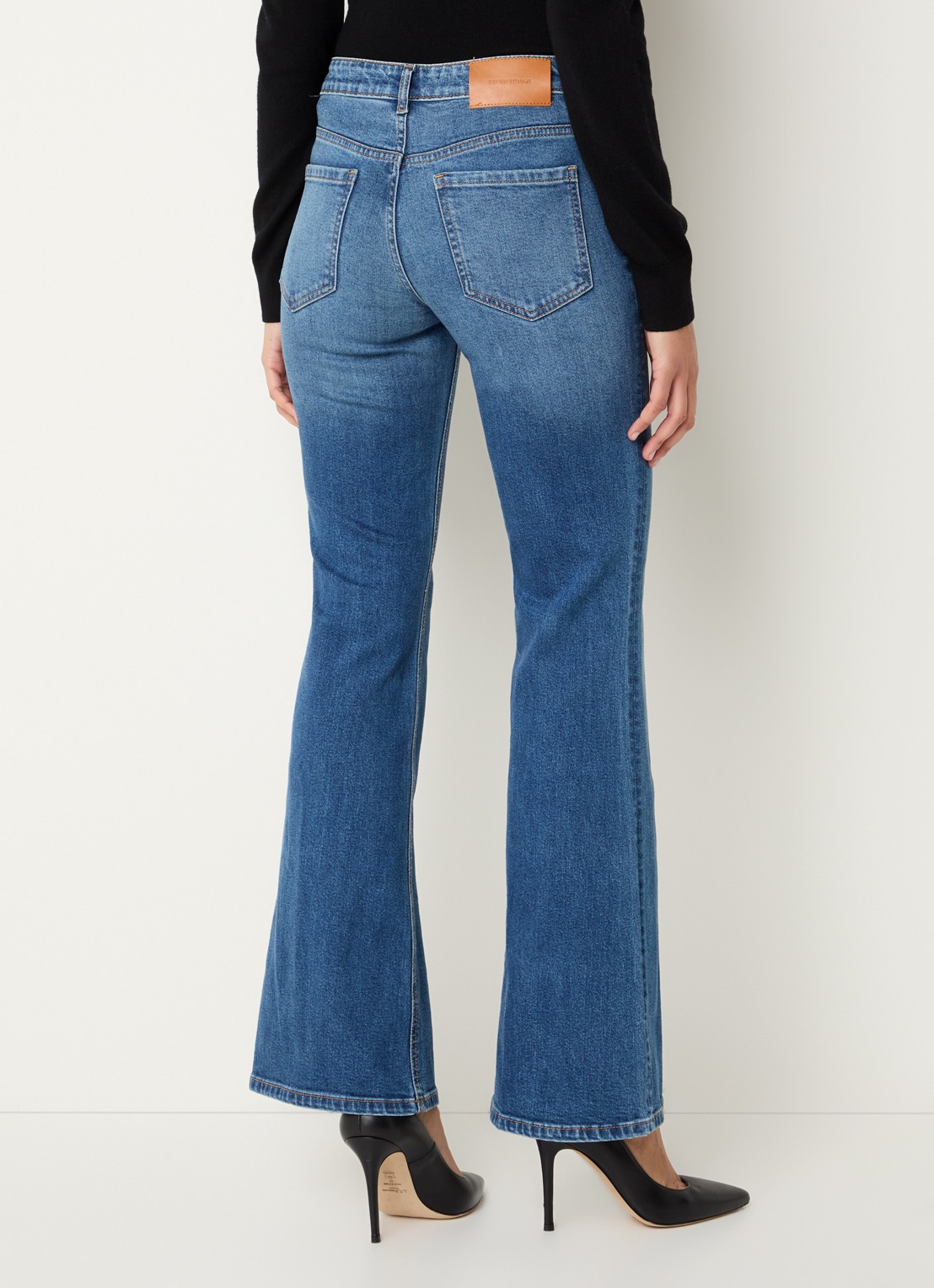 Fifth House Lexy high waist flared fit jeans met medium wassing - achterkant 2 indigo