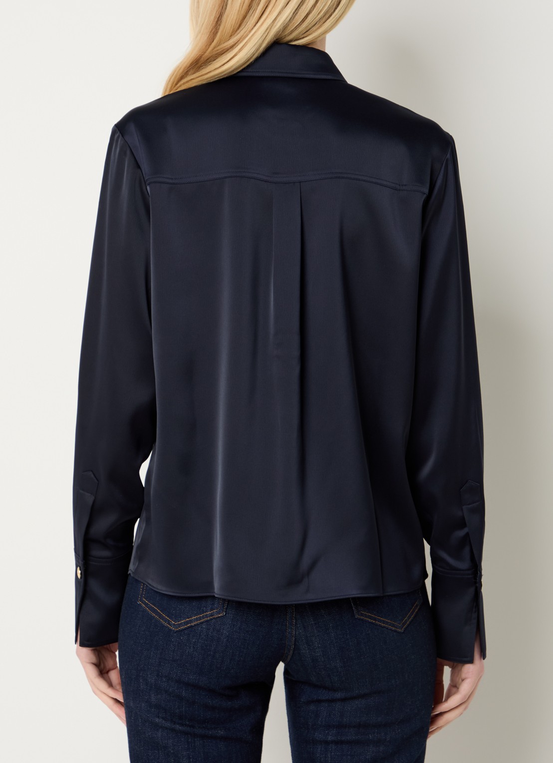 Fifth House Lora blouse van satijn met klepzakken - achterkant donkerblauw