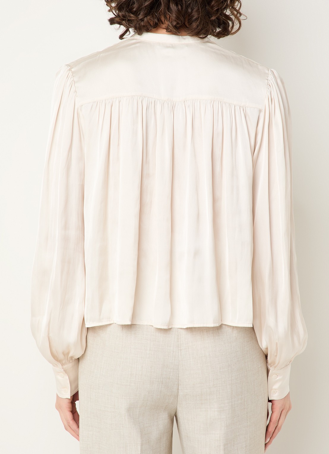 Fifth House Marion blouse van satijn met ballonmouw - achterkant beige