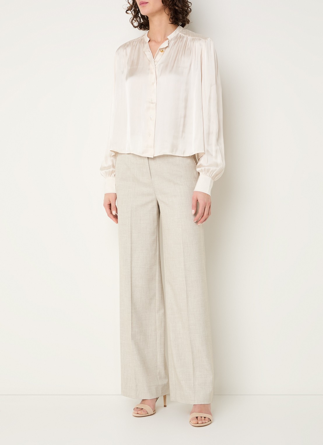 Fifth House Marion blouse van satijn met ballonmouw - voorkant 3 beige