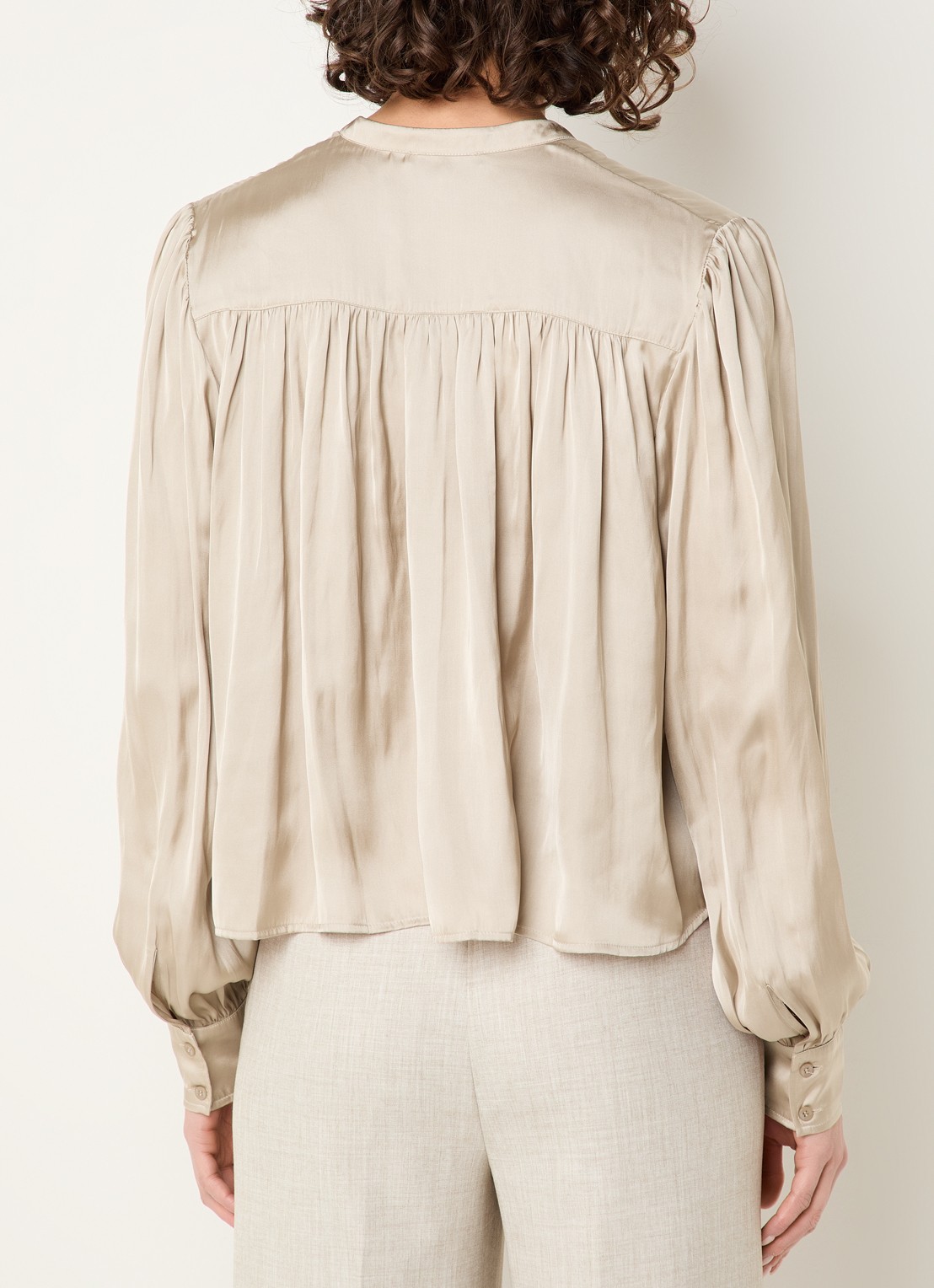 Fifth House Marion blouse van satijn met ballonmouw - achterkant 4 zand