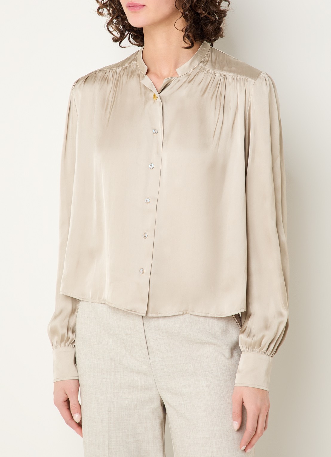 Fifth House Marion blouse van satijn met ballonmouw - detail zand