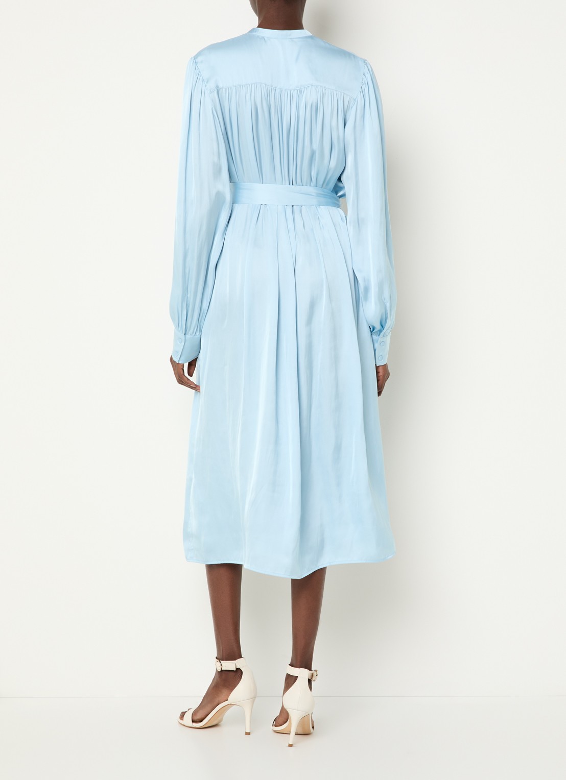 Fifth House Marion midi blousejurk van satijn met strikceintuur - achterkant lichtblauw