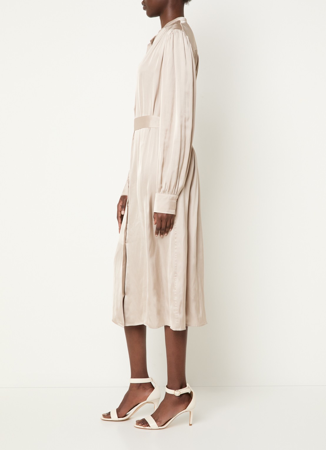 Fifth House Marion midi blousejurk van satijn met strikceintuur - voorkant 3 beige