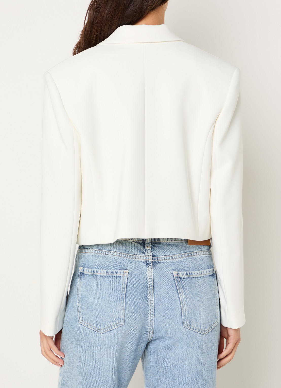 Fifth House Melodi cropped blazer met schoudervulling - achterkant 2 gebroken wit