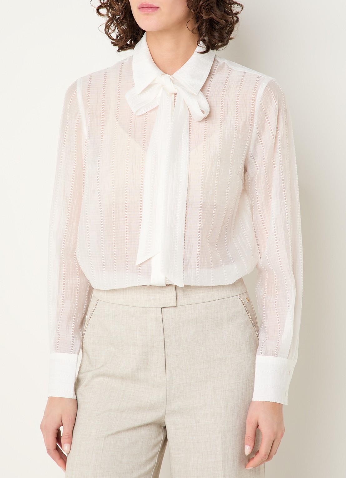 Fifth House Myra blouse met opengewerkt dessin en sjaalkraag - detail 4 wit