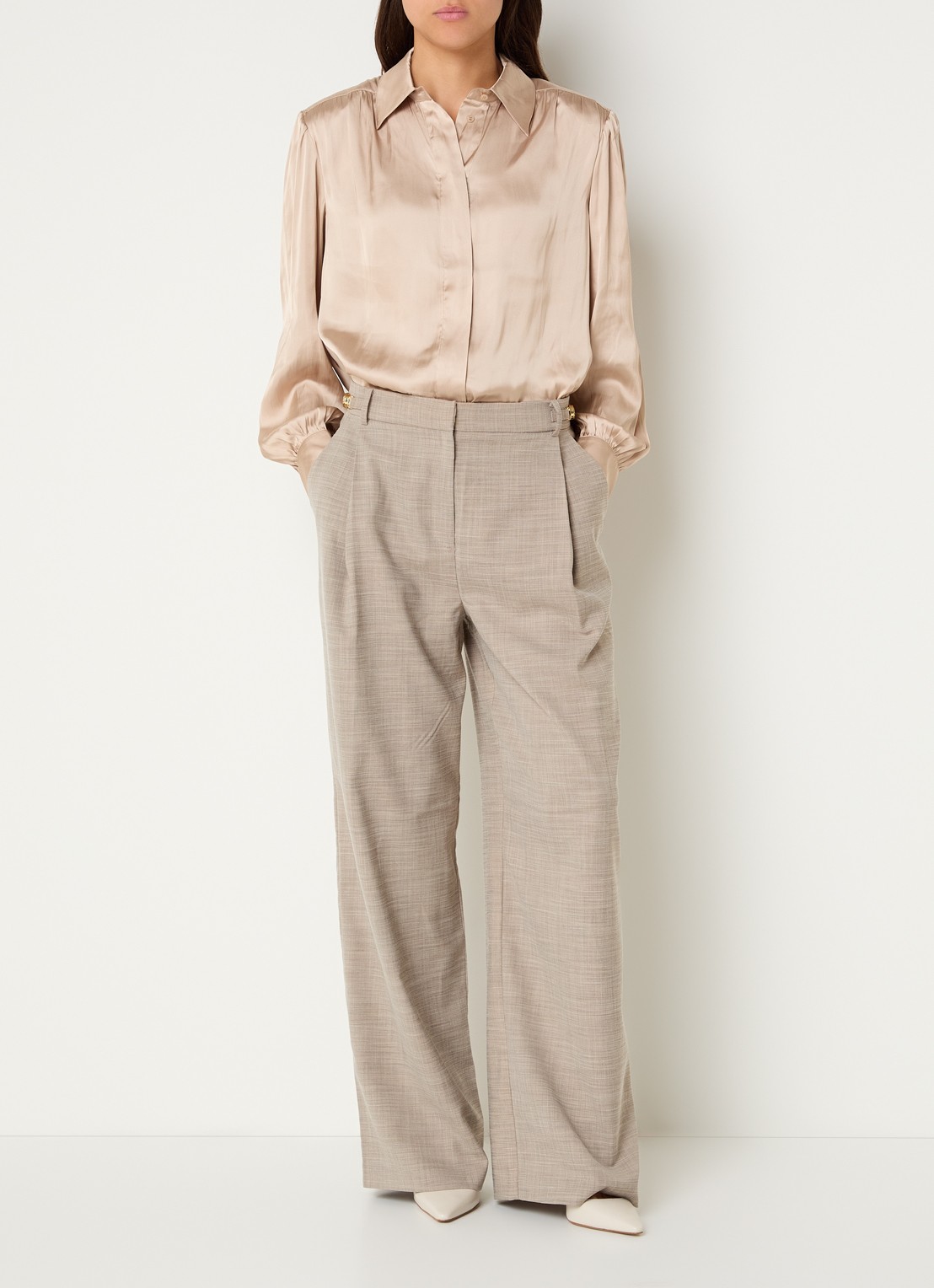 Fifth House Oslo blouse van satijn met schoudervulling - voorkant 3 beige