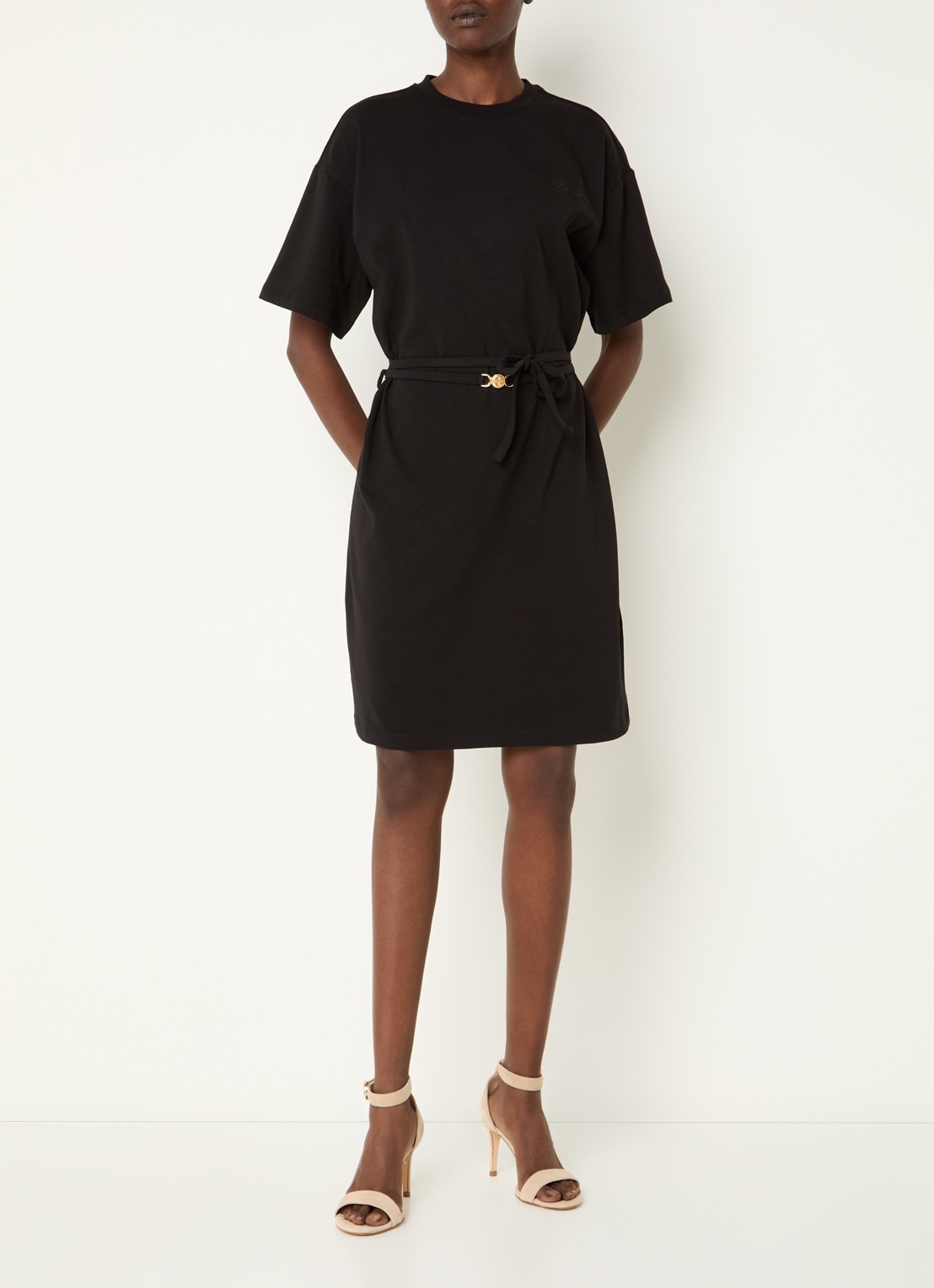 Fifth House Oxsana mini jurk met logoborduring en strikceintuur - voorkant 2 zwart
