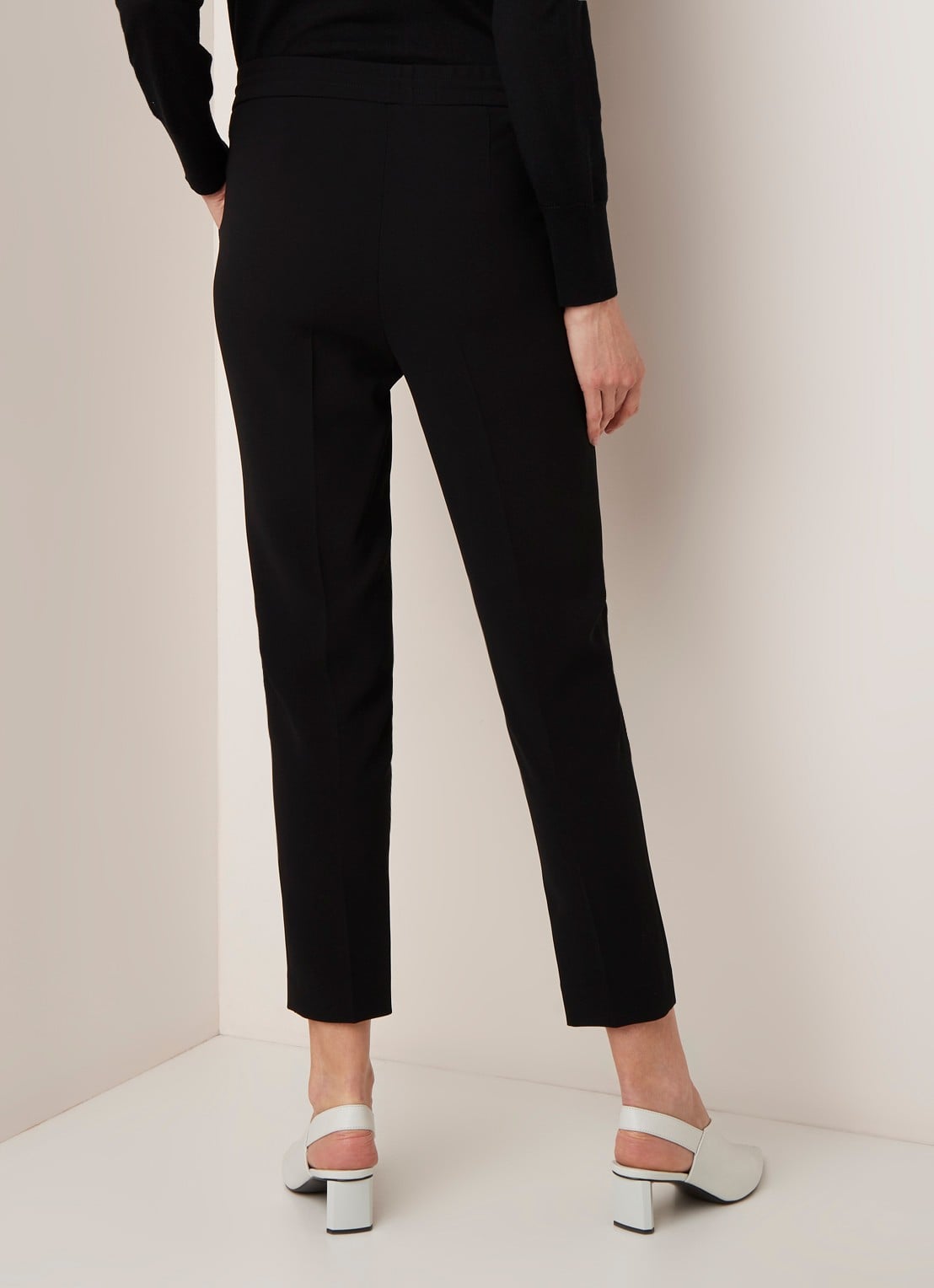 Filippa K Fiona cropped jogger van jersey - achterkant zwart