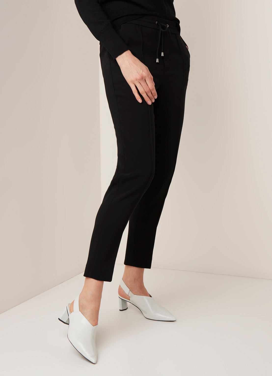 Filippa K Fiona cropped jogger van jersey - detail 4 zwart