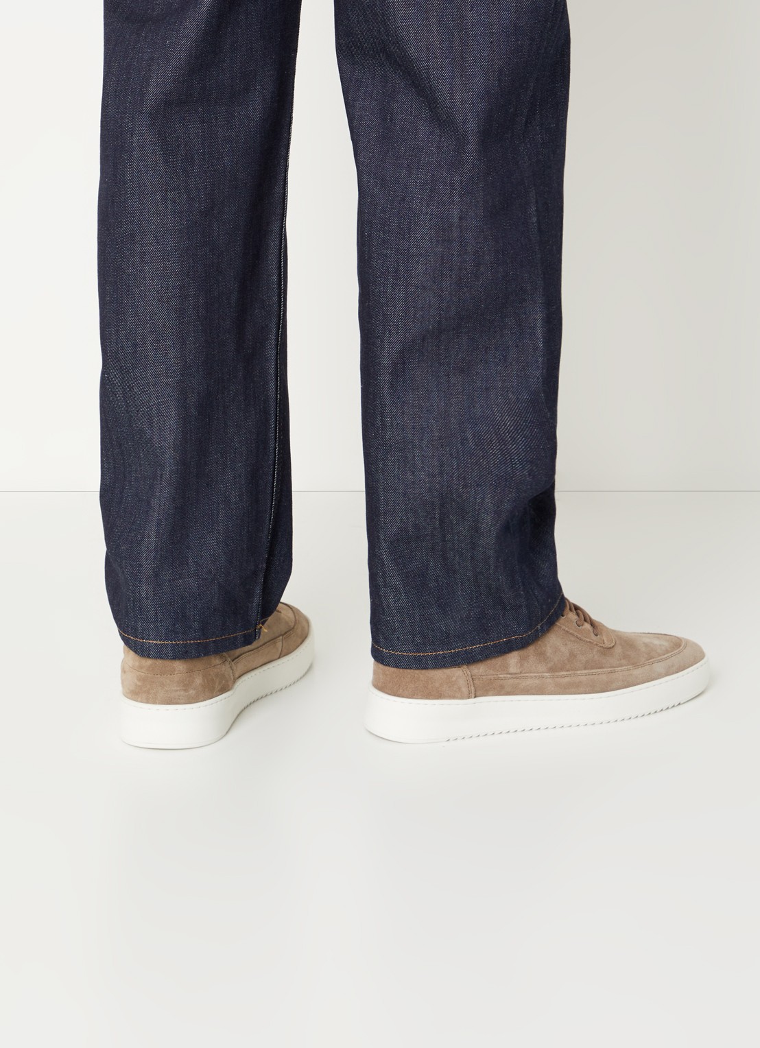Filling Pieces Low Top sneaker van suède  - voorkant 2 zand