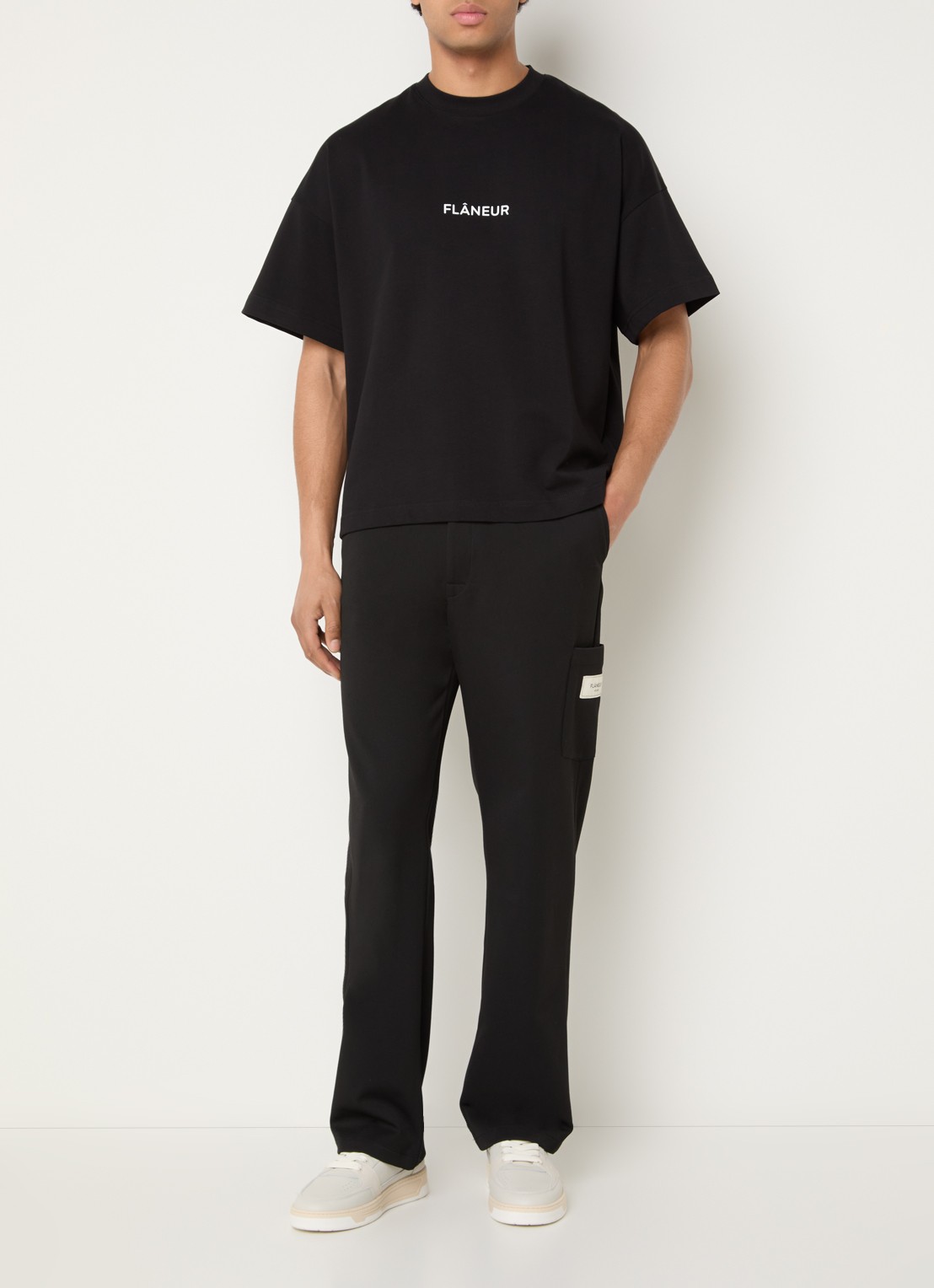 FLÂNEUR Atelier loose fit joggingbroek met logo en steekzakken - voorkant 2 zwart