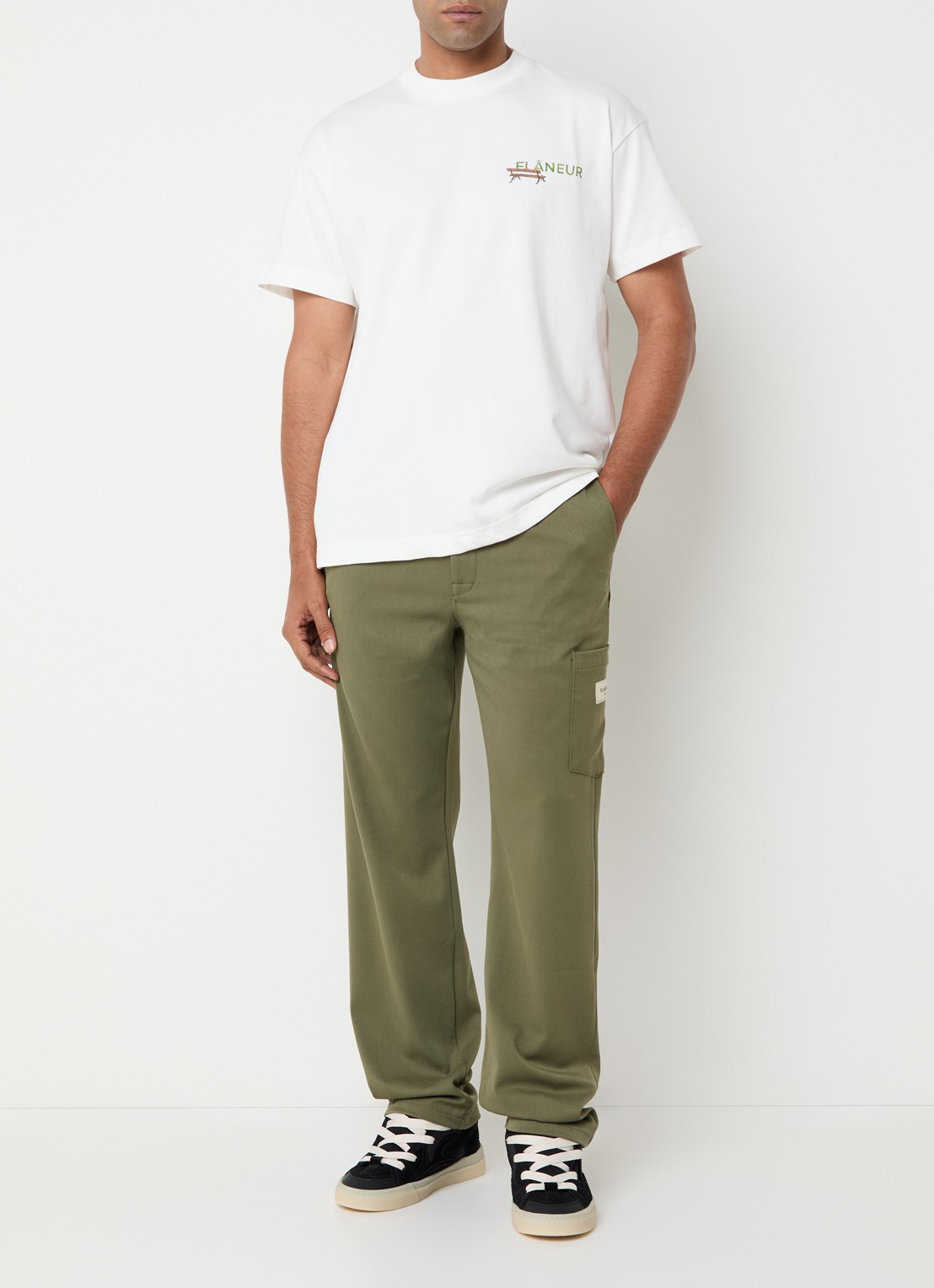 FLÂNEUR Atelier loose fit pantalon met opgestikte zak - voorkant 4 legergroen
