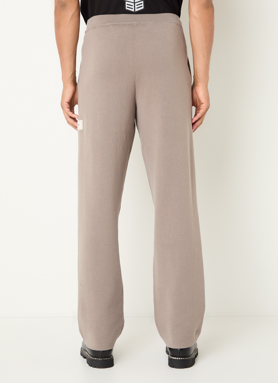 FLÂNEUR Atelier straight fit broek met logo en steekzakken - achterkant taupe