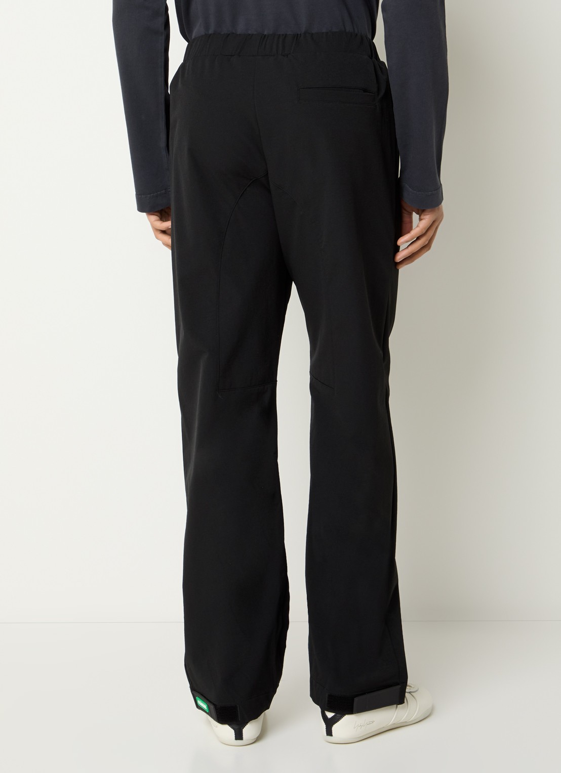 FLÂNEUR Badge straight fit broek met steekzakken - achterkant 5 zwart