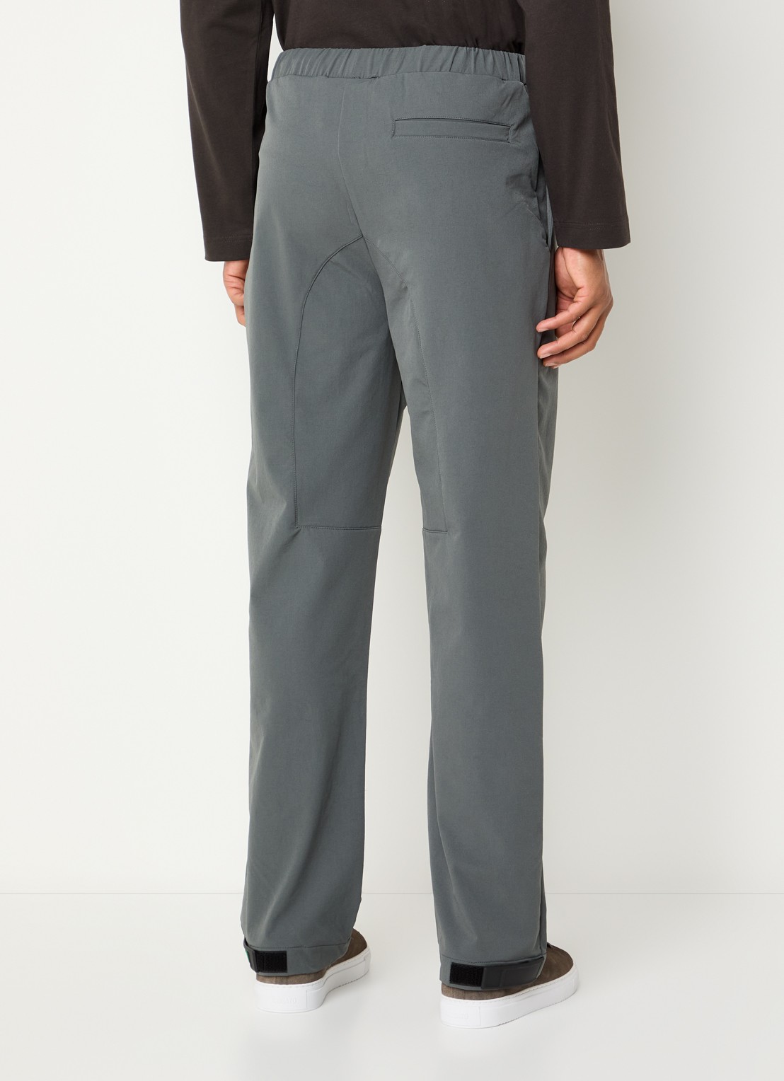 FLÂNEUR Badge straight fit broek met steekzakken - achterkant grijs