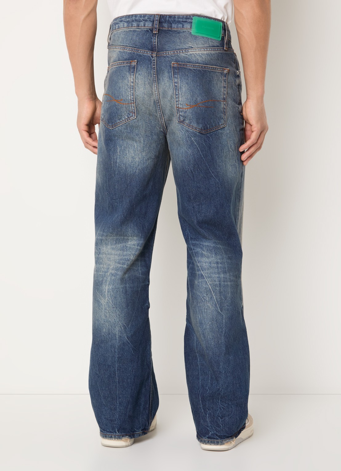 FLÂNEUR Loose fit jeans met donkere wassing - achterkant beige