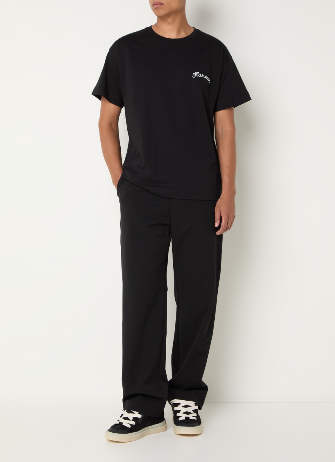 FLÂNEUR Signature T-shirt met logoborduring - voorkant 2 zwart