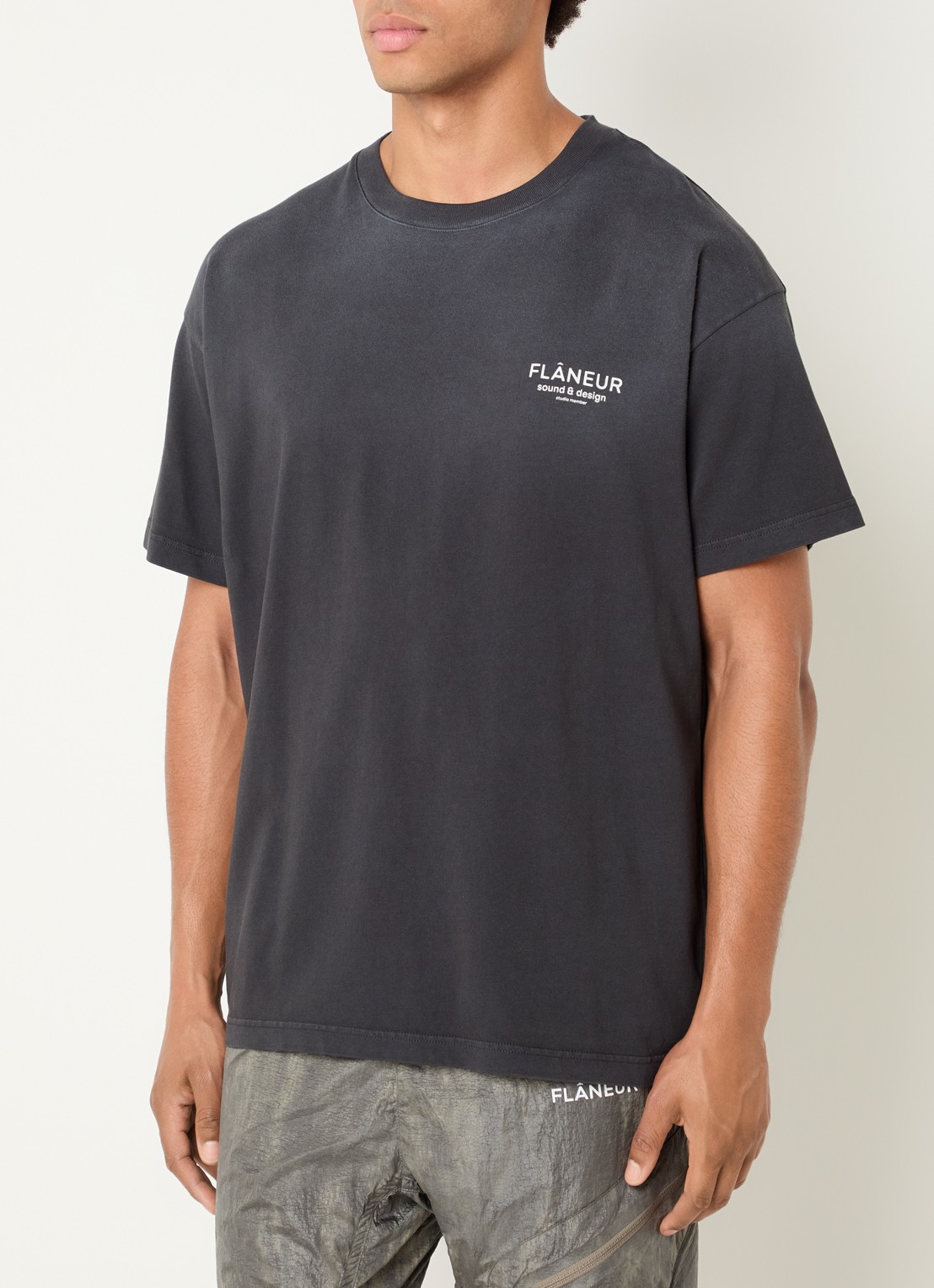 FLÂNEUR Sound & Design Studio Member T-shirt met logo- en backprint - achterkant antraciet