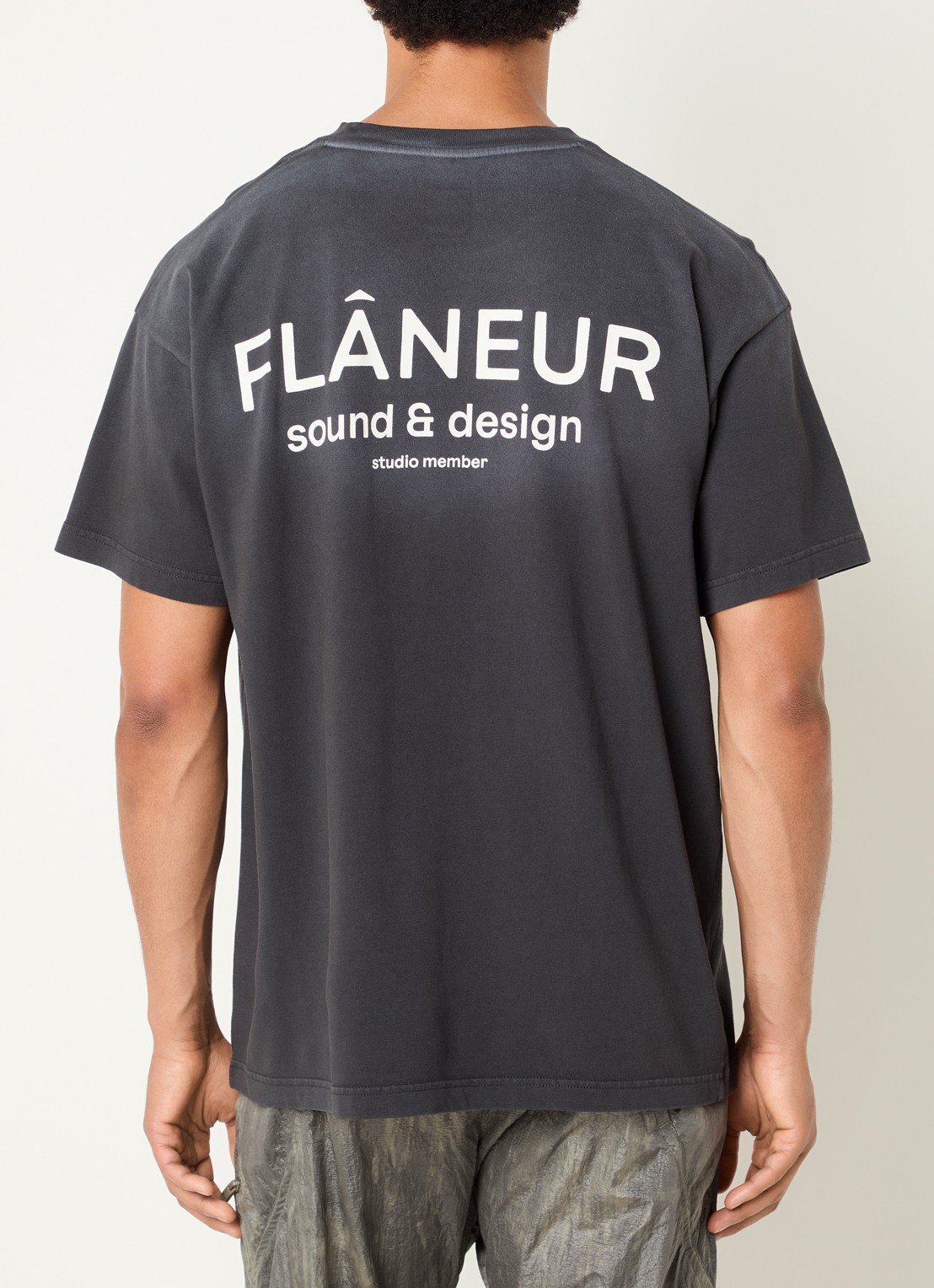FLÂNEUR Sound & Design Studio Member T-shirt met logo- en backprint - detail 4 antraciet
