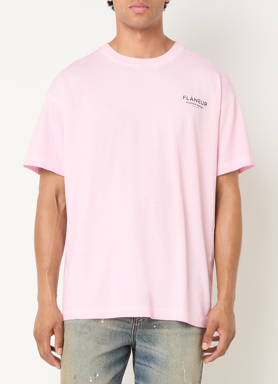 FLÂNEUR Sound & Design Studio Member T-shirt met logo- en backprint - achterkant 2 roze