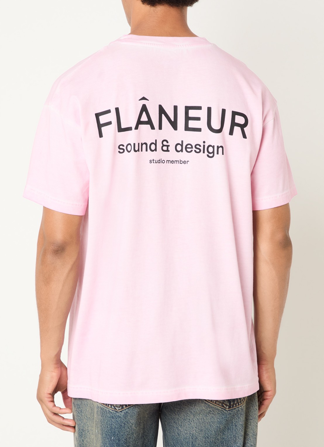FLÂNEUR Sound & Design Studio Member T-shirt met logo- en backprint - detail roze