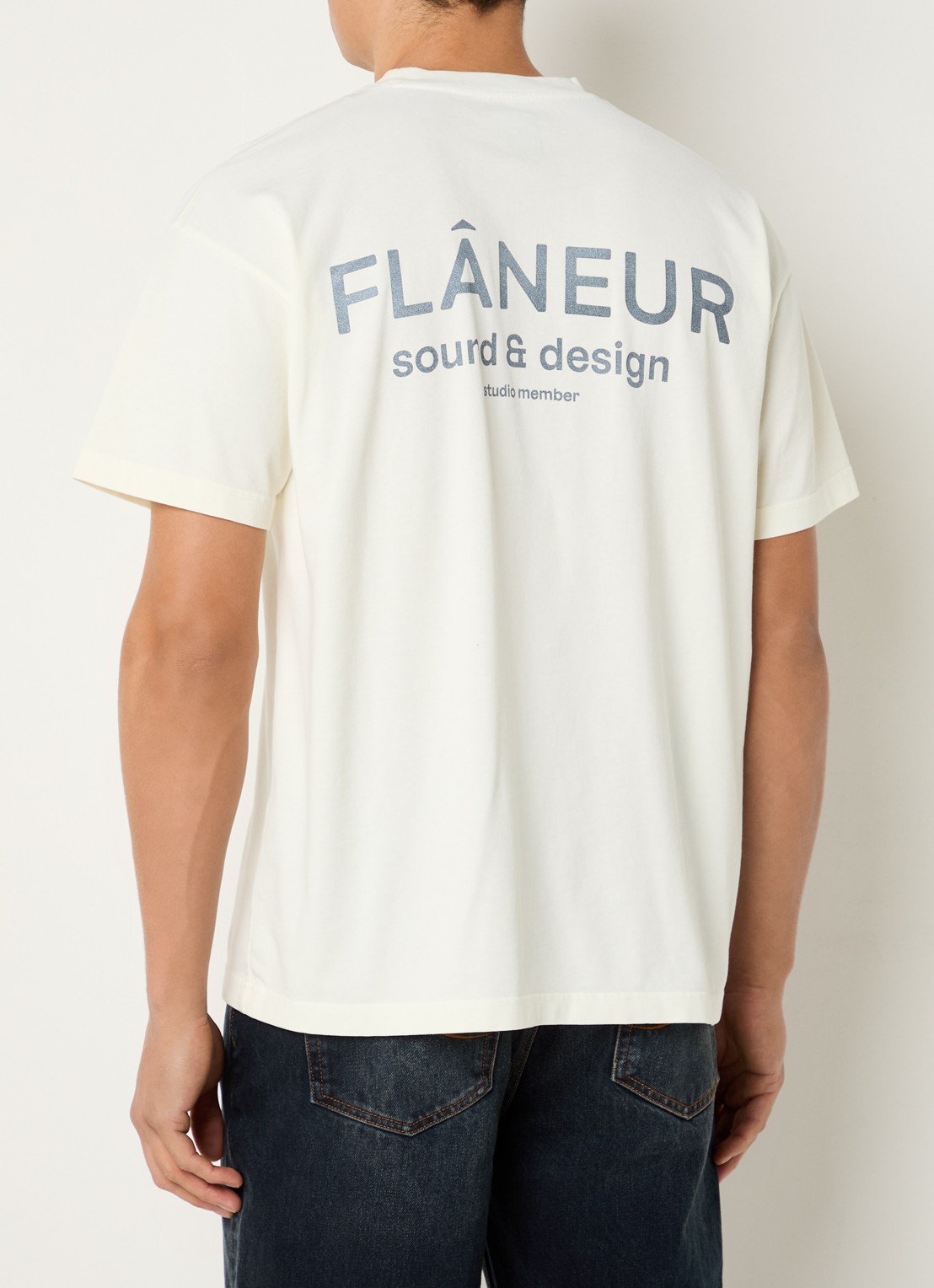 FLÂNEUR Sound & Design T-shirt met logo- en backprint - detail 3 creme