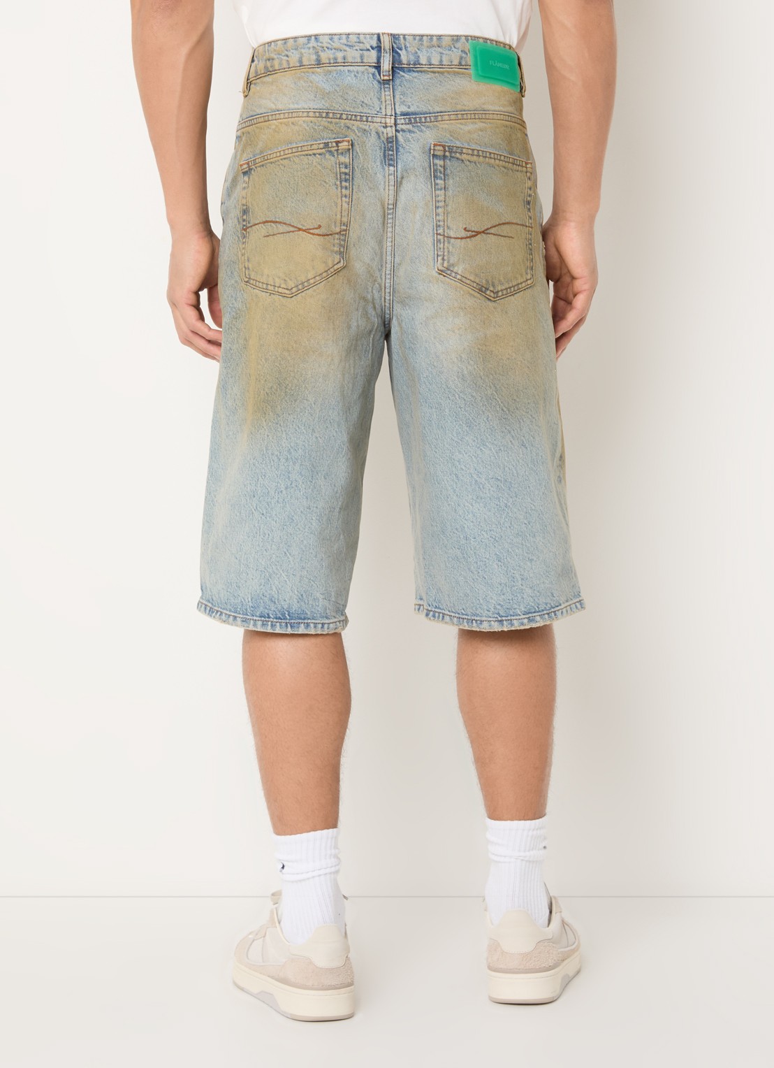 FLÂNEUR Straight fit korte broek van denim met donkere wassing - achterkant beige