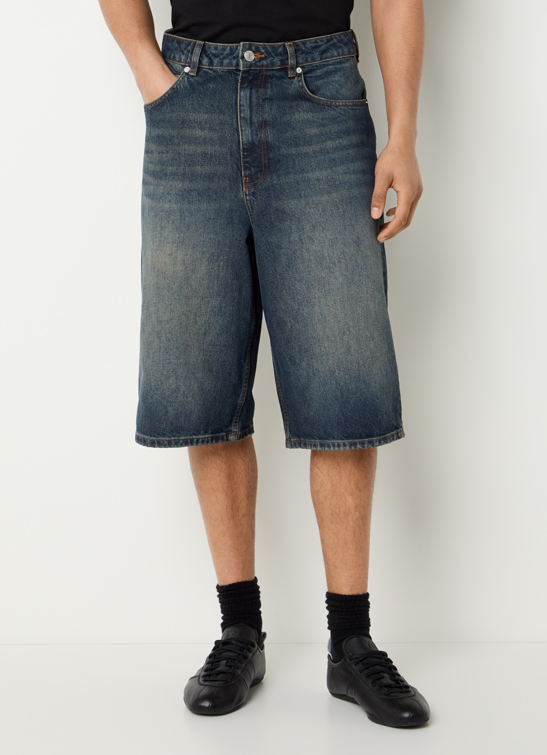FLÂNEUR Straight fit korte broek van denim met donkere wassing - detail 2 indigo