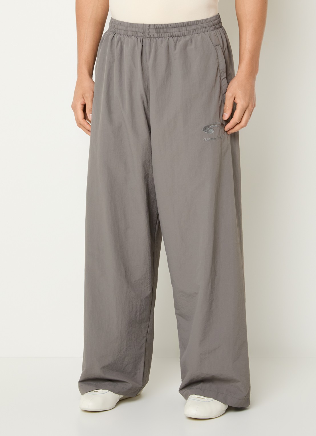 FLÂNEUR Wide fit trackpants met logo en steekzakken - detail 4 grijs