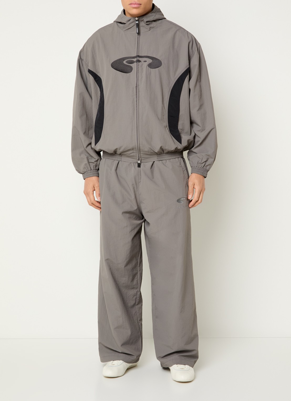 FLÂNEUR Wide fit trackpants met logo en steekzakken - voorkant 3 grijs