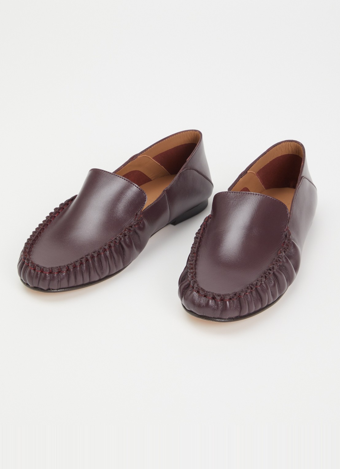 Flattered Bon Bon loafer van lamsleer - detail 2 bordeauxrood