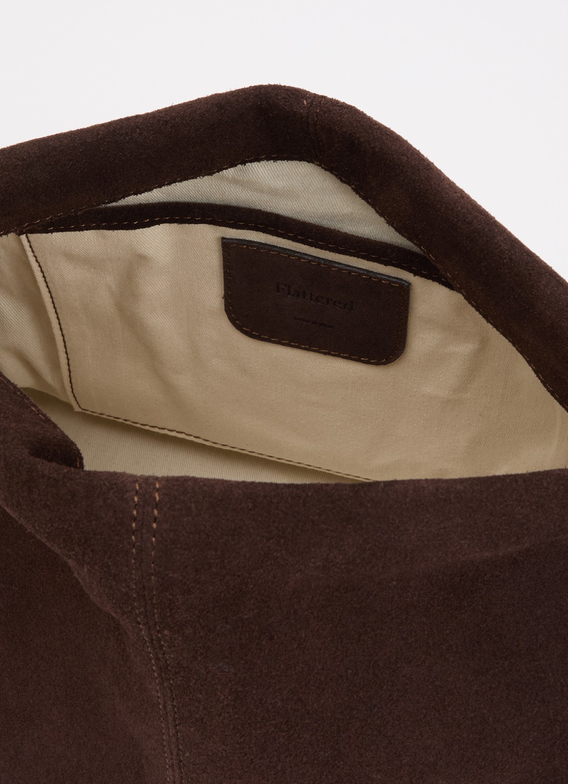 Flattered Clay clutch van kalfssuède - detail donkerbruin