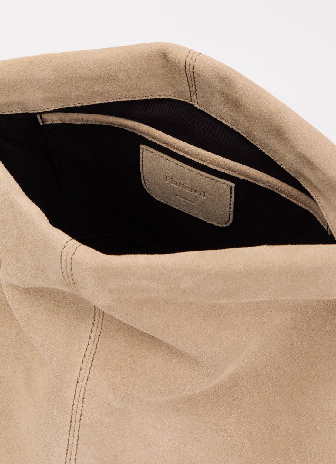 Flattered Clay clutch van kalfssuède - detail zand