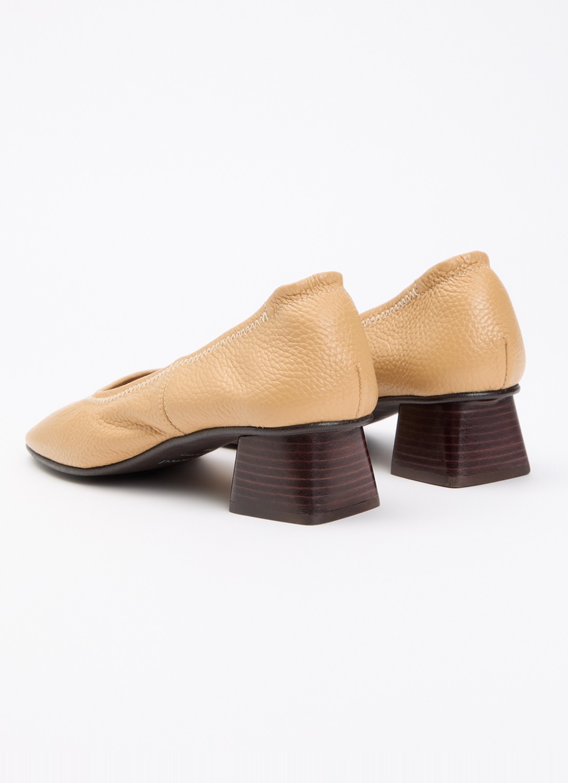 Flattered Zac pump van lamsleer - achterkant 5 camel