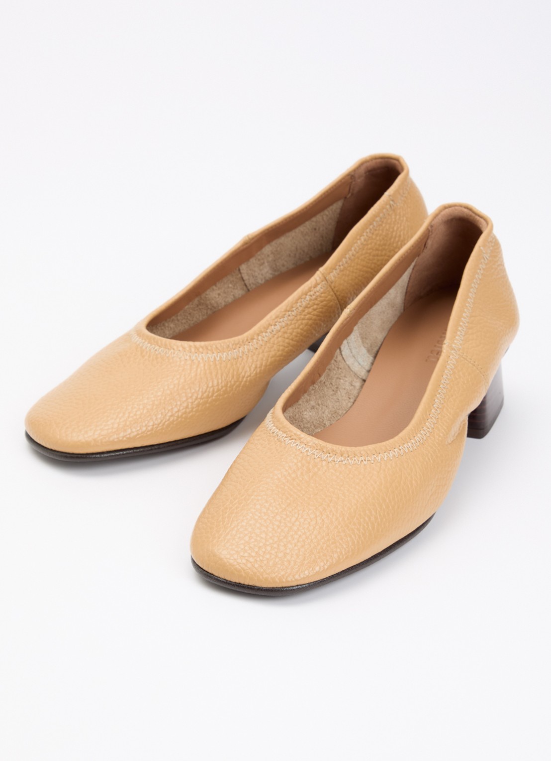Flattered Zac pump van lamsleer - detail camel