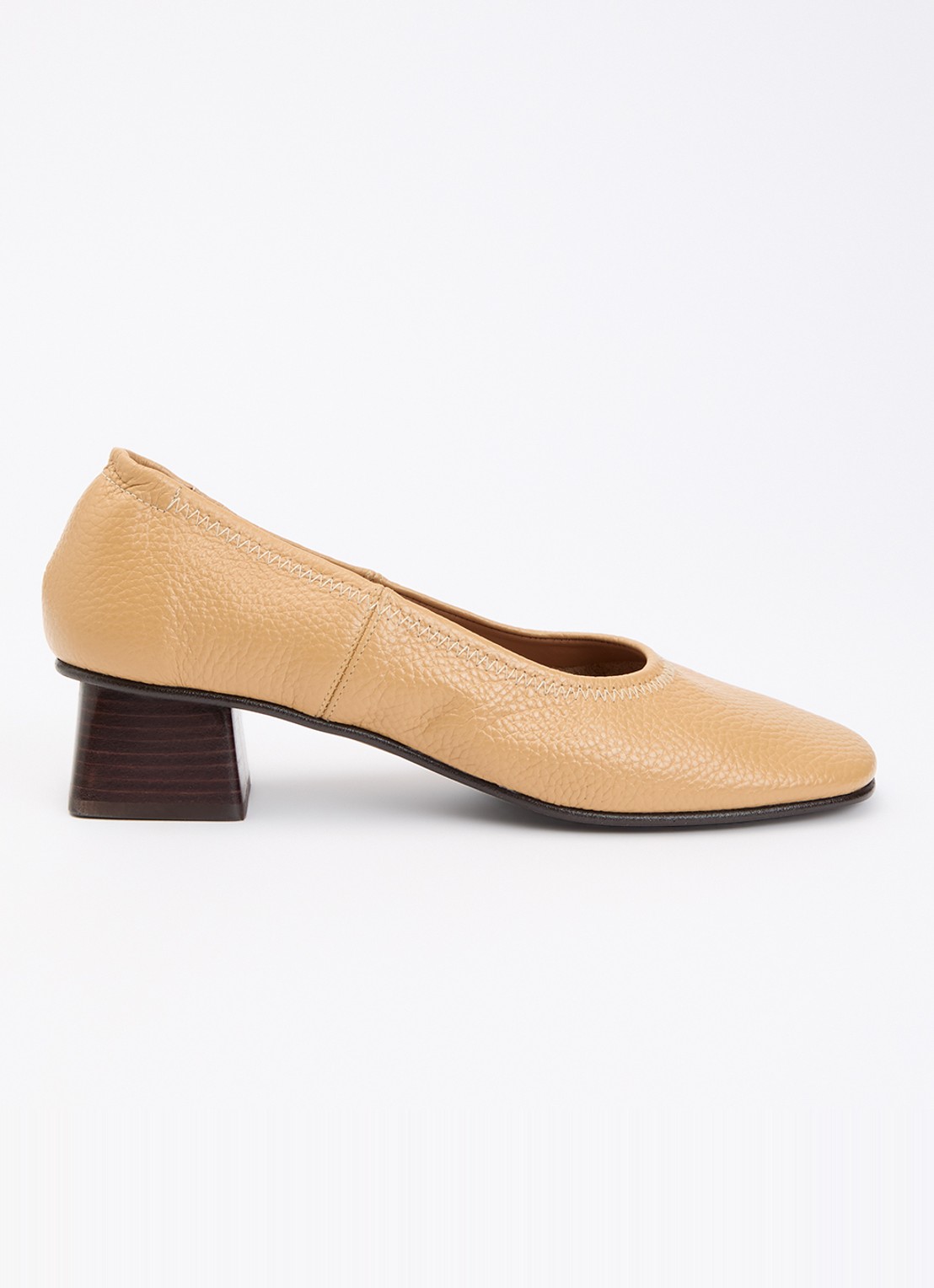 Flattered Zac pump van lamsleer - voorkant 4 camel
