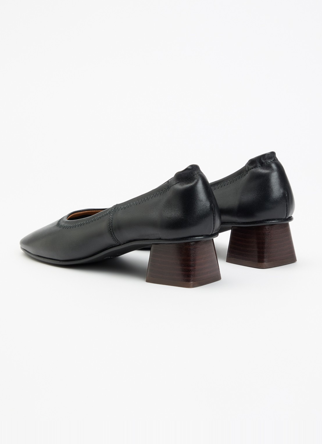 Flattered Zac pump van lamsleer - achterkant zwart