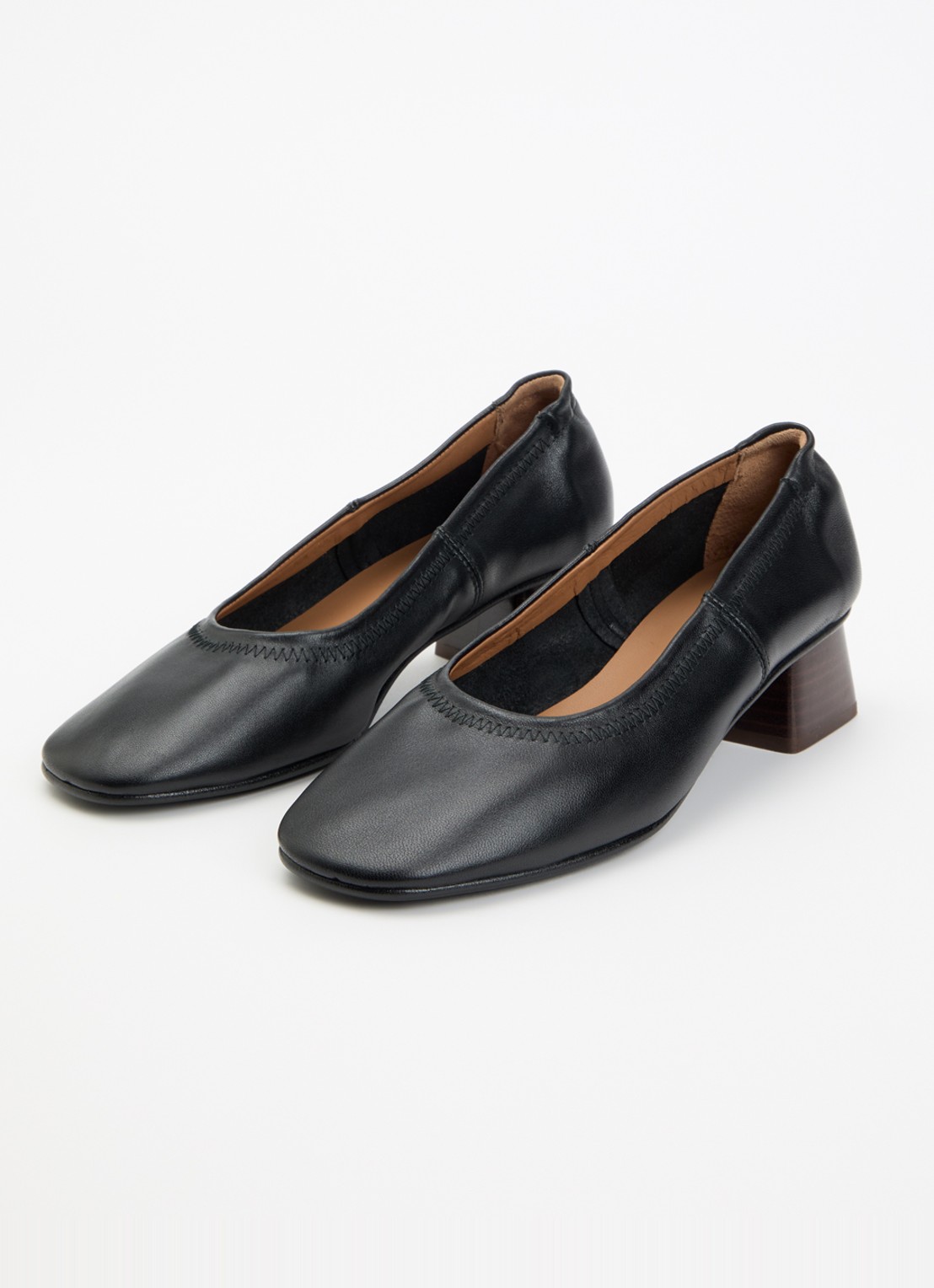 Flattered Zac pump van lamsleer - detail 3 zwart