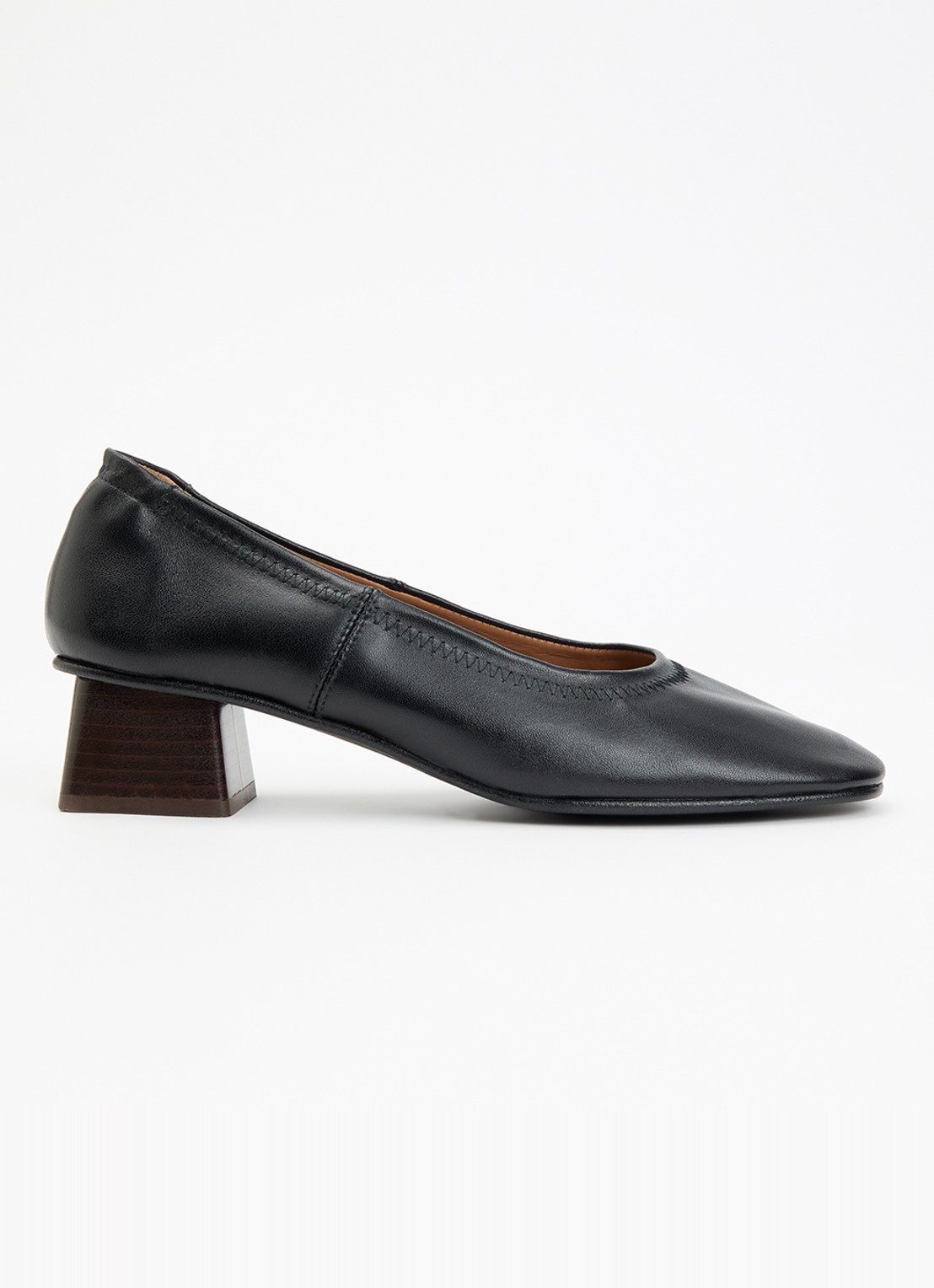 Flattered Zac pump van lamsleer - voorkant 2 zwart