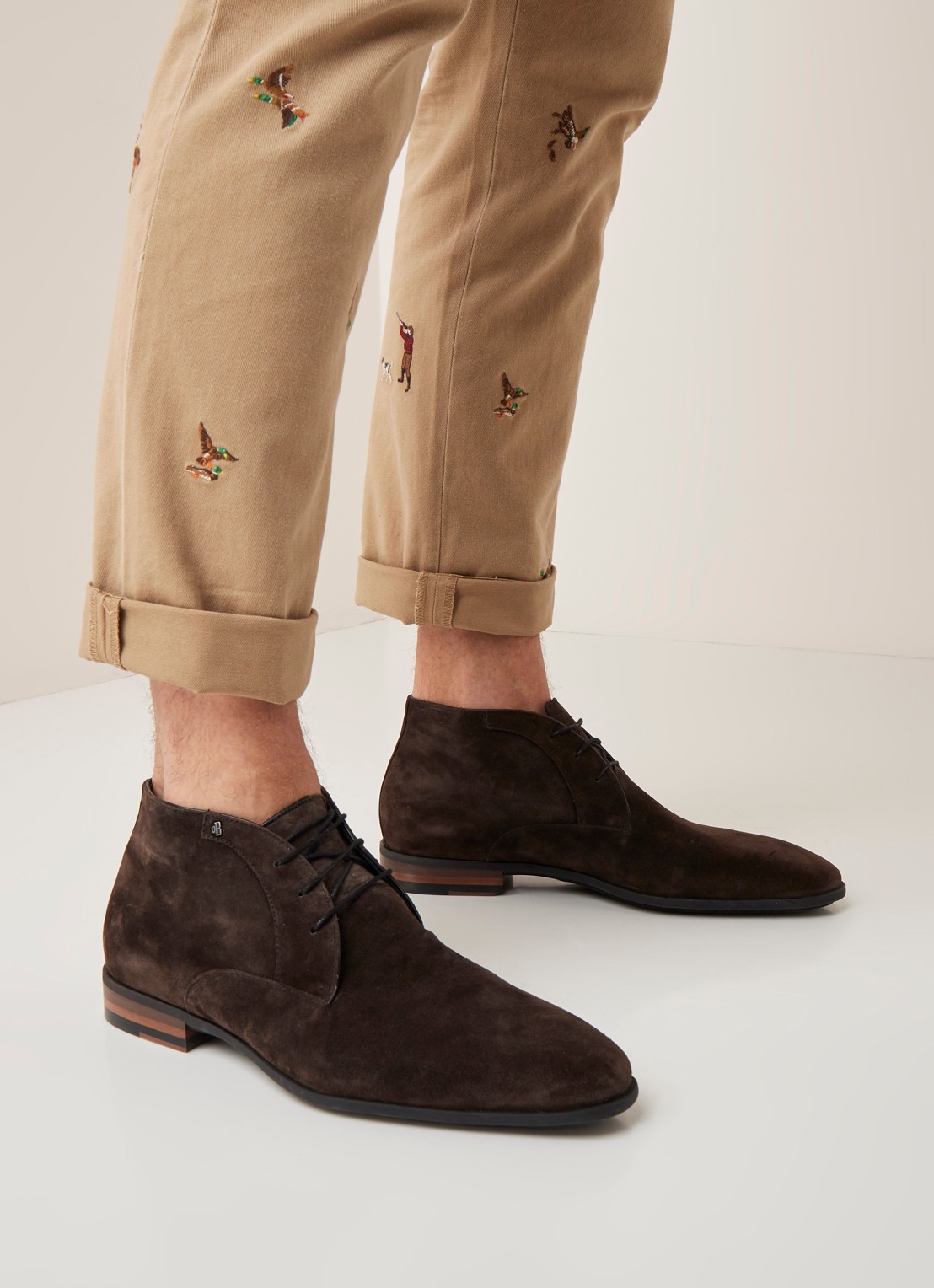 Floris van Bommel Chukka veterschoen van suède - voorkant 2 bruin