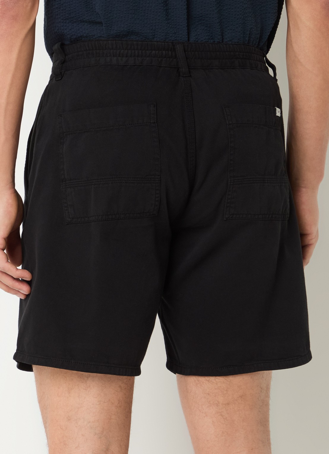 forét Clay straight fit korte broek met steekzakken - achterkant zwart