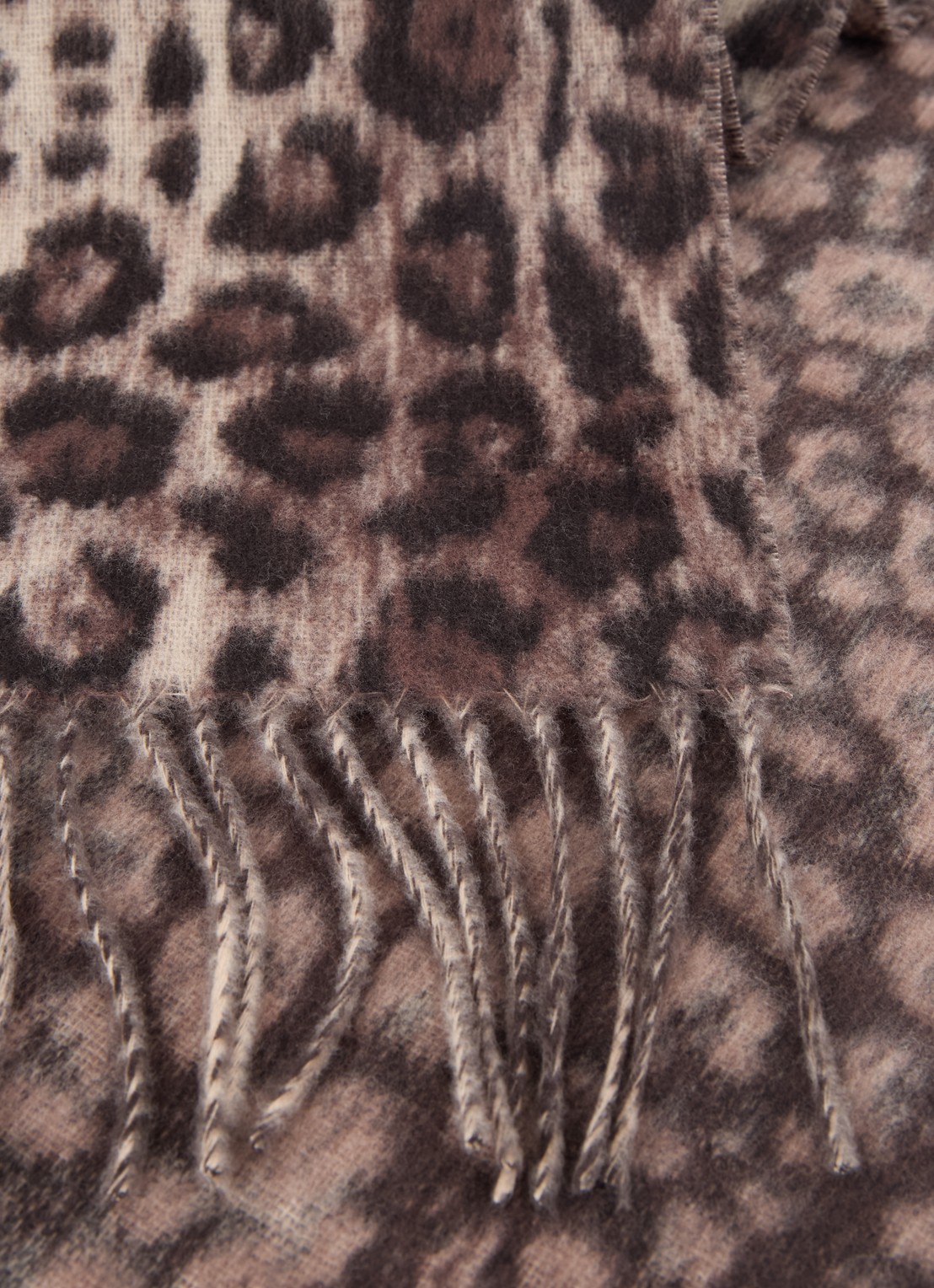 Fraas Sjaal met panterprint 185 x 35 cm - detail 2 donkerbeige