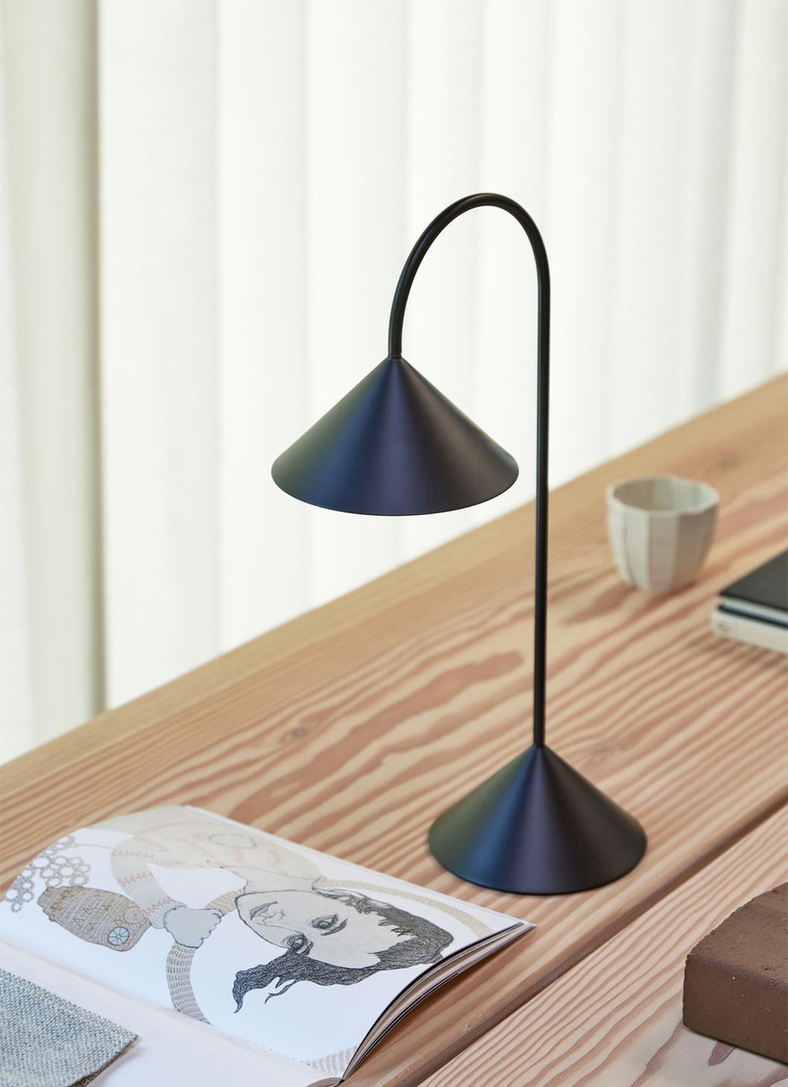 Frandsen Grasp draagbare tafellamp 47 cm - voorkant 2 zwart
