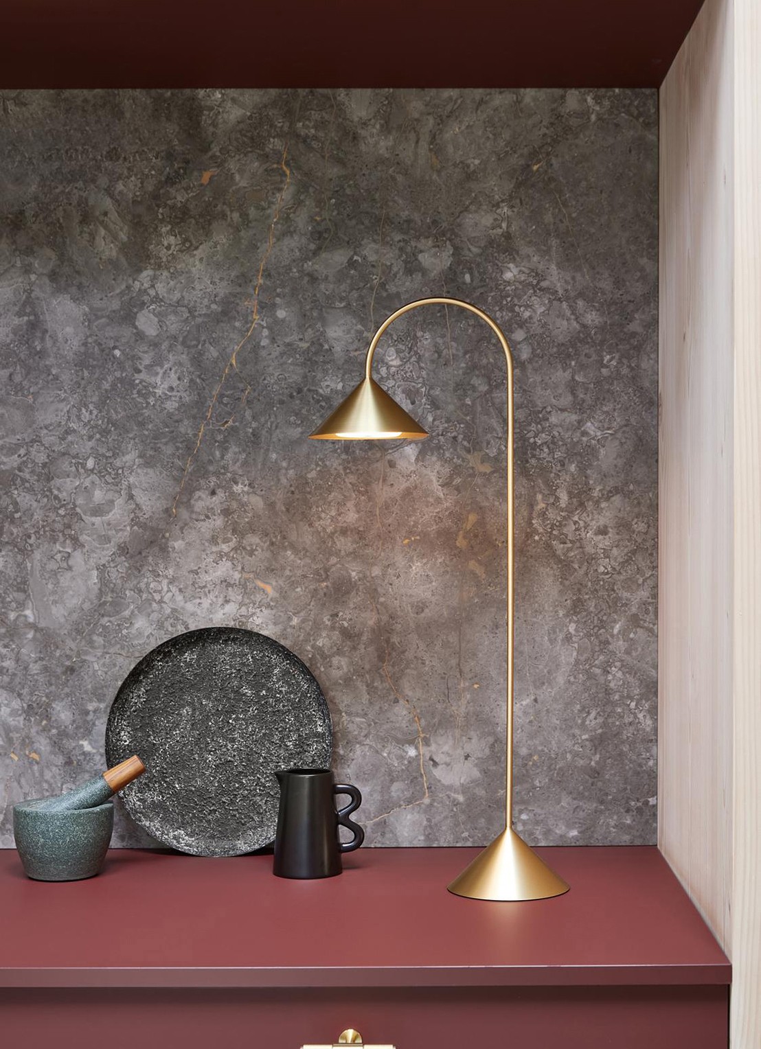 Frandsen Grasp draagbare tafellamp 72 cm - voorkant 2 goud